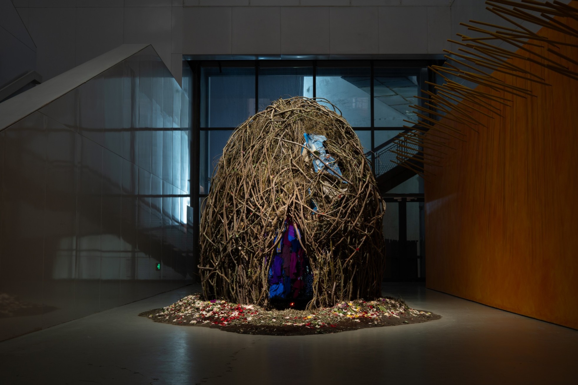 Kosen Ohtsubo“Linga Shanghai ― Exhibited nearby: Terminalia (Incense Clock) by Christian Koun Alborz Oldham (wall installation) ”